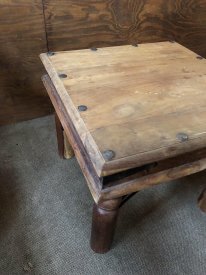 Indiskt mörkt träbord