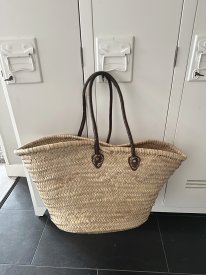 Väska med bruna läderremmar, Sid Sid