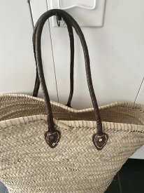 Väska med bruna läderremmar, Sid Sid